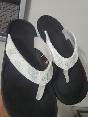 OluKai White and Black Floral Thong Sandals
